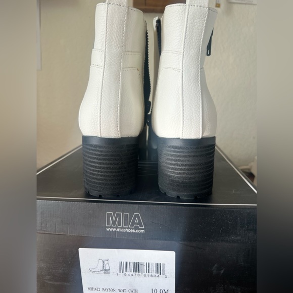 Mia Payson White Boots - Picture 8 of 11